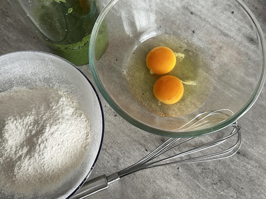 Przygotuj pozostałe składniki: jajka, mąkę, wodę oraz sól i...