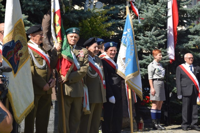 We wtorek 15 sierpnia przedstawiciele władz samorządowych, harcerze, kresowiacy i emerytowani żołnierze, spotkali się pod pomnikiem żołnierza przy Kościele p.w. św. Józefa w Żarach, by uczcić jeden z ważniejszych dni dla każdego Polaka. 
-&nbsp;Spotykamy się dziś, z okazji święta żołnierza, by oddać hołd właśnie im, żołnierzom i ich pokoleniom. To oni dawali i dają przykład służąc ojczyźnie. W okresie II Rzeczypospolitej obchodzono ten dzień dla upamiętnienia walk w obronie kraju - przemawiał podczas uroczystośc ppłk. rez. Krzysztof Polusik. 

Po modlitwie i przemówieniach delegacje żołnierzy, kresowiaków, harcerzy i samorządowców złożyli kwiaty pod pomnikiem żołnierza. 

Zobacz też: Elitarny zespół akrobacyjny Wojska Polskiego. Jak się tam dostać?


