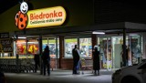 Zwolnienia pracowników Biedronki za obłowienie się na skutek błędu systemu w czasie promocji "Biała Noc" 