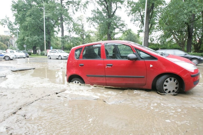 Wrocław: Pękła rura pod jezdnią na Powstańców Śl. (ZDJĘCIA)