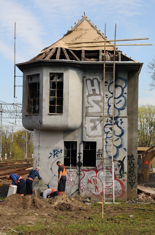 Poznań - Zdewastowana nastawnia przy moście Teatralnym zostanie odnowiona [ZDJĘCIA]