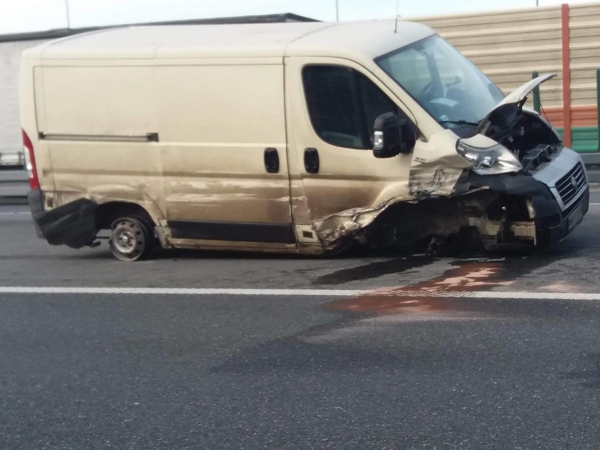 Zderzenie pojazdu dostawczego i osobowego na autostradzie A2 w pobliżu MOP Mogiły [ZDJĘCIA]