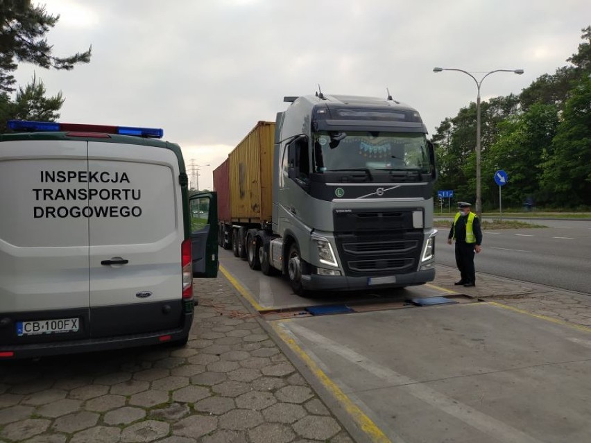 Przeładowany o kilkanaście ton pojazd przewożący kontenery zatrzymany we Włocławku