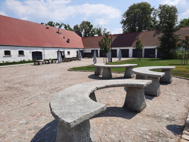 Stoły i ławy z Cichej trafiły na Poznańską, do folwarku zamkowego