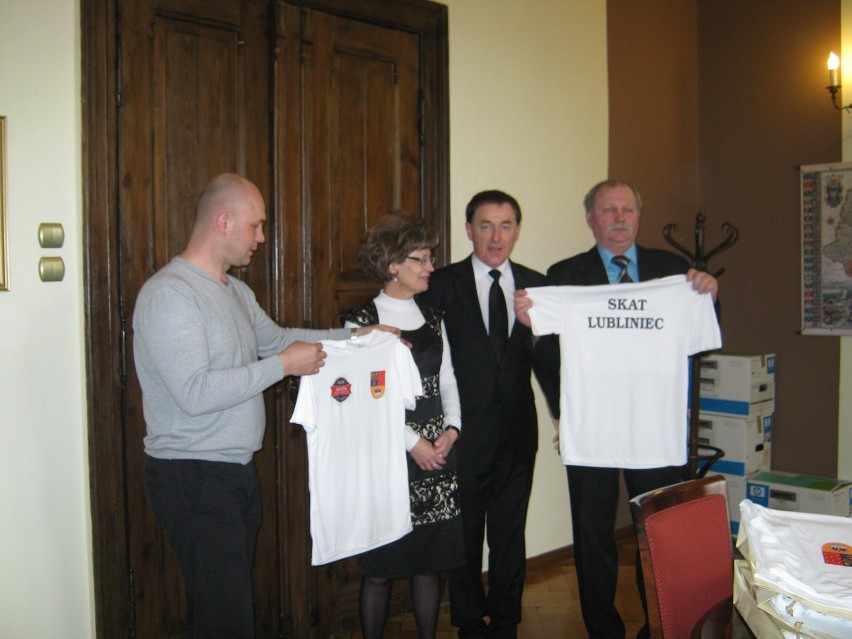 Lubliniec: Starostwo ufundowało koszulki dla zawodników Klubu Skata Sportowego