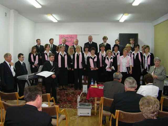 Chór Stowarzyszenia Muzyki Chóralnej Cantabile w początkowych latach swojej działalności. Zdjęcie wykonane podczas jednego w koncertów w 2006 roku. Przez 10 lat chór dał prawie 250 koncertów