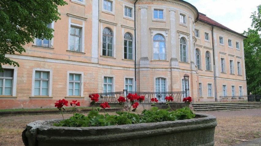 Pałac i park w Pawłowicach to bez wątpienia jedno z...