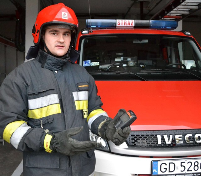 Takim czujnikiem, który pokazuje Adam Nosko, strażacy sprawdzają stężenie tlenku węgla.