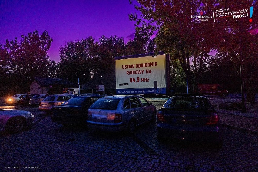 Kino samochodowe w Tomaszowie Maz. Noc horrorów na parkingu Skansenu Rzeki Pilicy [ZDJĘCIA]