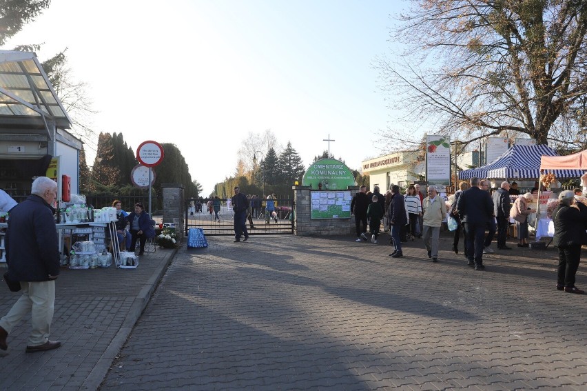 Ogromne korki przed cmentarzem w Kielcach - Cedzynie. Ruchem kierują policjanci - zobacz zdjęcia