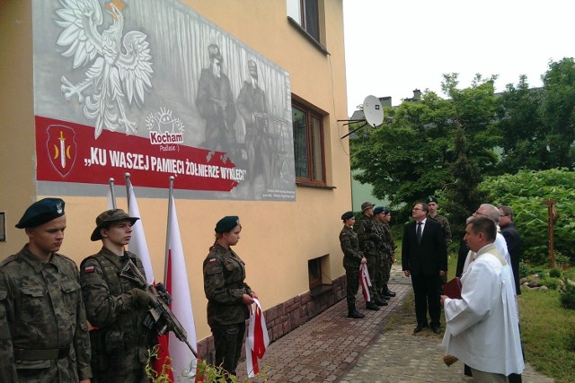 Fundacja Kocham Podlasie upamiętnia na muralach żołnierzy wyklętych.
