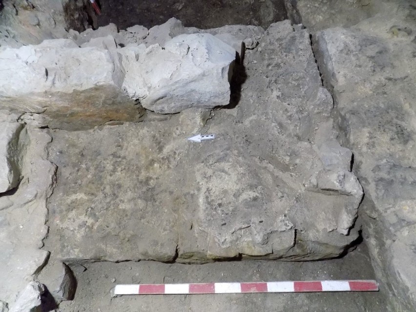 Cenne znaleziska archeologiczne podczas remontu zamku. Wśród nich denar z XV wieku