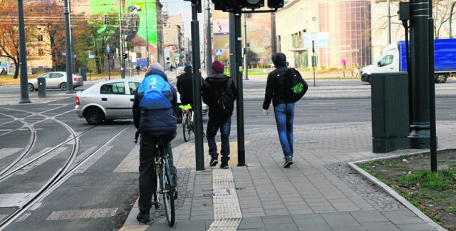 Pomiędzy słupami na ul. Kilińskiego w Łodzi trudno przecisnąć się nawet osobie dobrze widzącej. Dla niewidomych, których między słupy prowadzi ścieżka, może to się skończyć wypadkiem