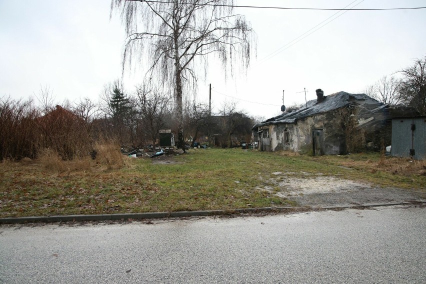 Starsza kobieta wciąż mieszka w ruderze z zawalonym dachem w Kielcach. Miała dostać mieszkanie. Dlaczego się nie przeprowadziła?