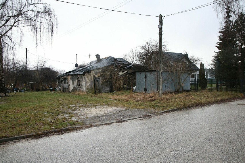 Starsza kobieta wciąż mieszka w ruderze z zawalonym dachem w Kielcach. Miała dostać mieszkanie. Dlaczego się nie przeprowadziła?