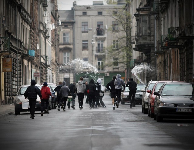 Straż Miejska w Łodzi od rana odnotowała tylko jedno zgłoszenie związane z obchodzonym dziś śmigusem-dyngusem. Na ul. Abramowskiego ktoś oblał z balkonu idącą chodnikiem matkę z niepełnosprawnym dzieckiem. 

Na miejsce został wysłany partol straży miejskiej, by spróbować ustalić sprawcę zajścia.

Źródło: Oblano matkę z niepełnosprawnym dzieckiem