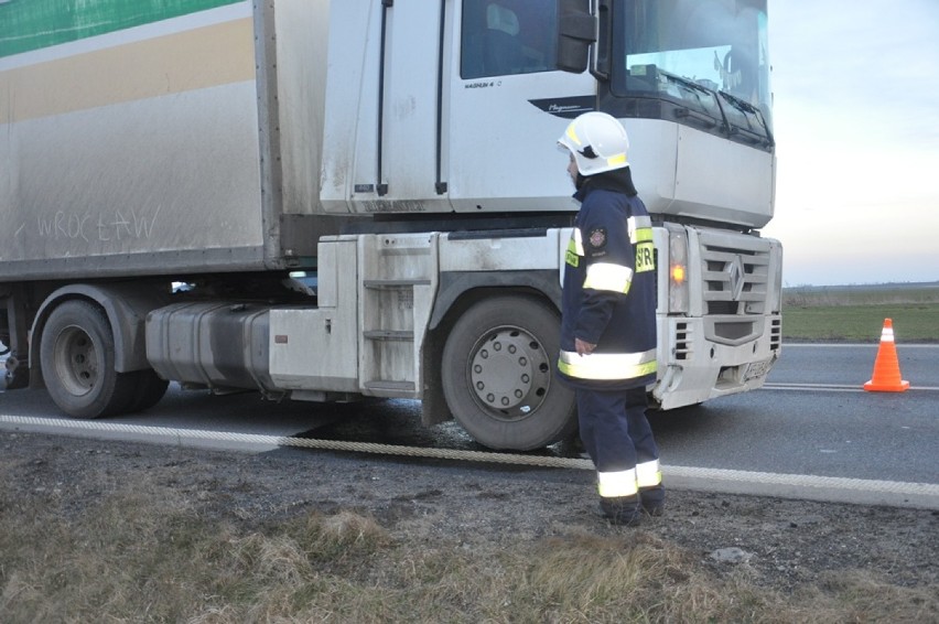 Wypadek dwóch ciężarówek i auta osobowego w Osieku (FOTO)