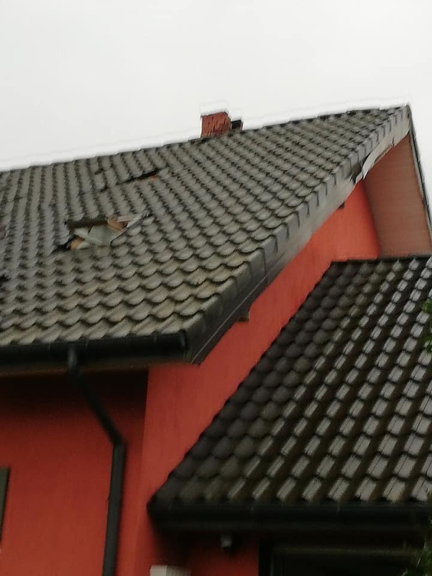 Burza w pow. wieluńskim. Piorun uderzył w dach budynku, zalało też piwnice ZDJĘCIA
