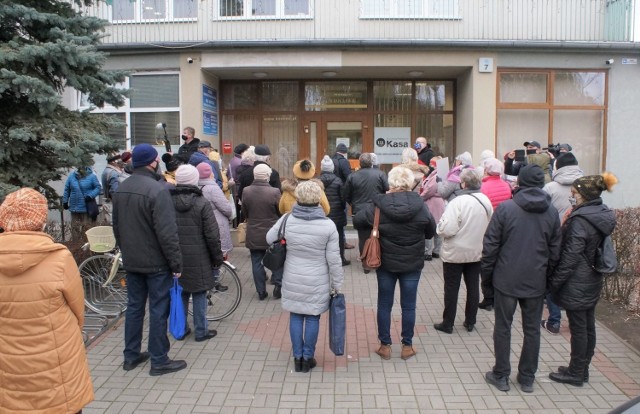 Pod koniec listopada ub. roku pod siedzibą Kujawskiej Spółdzielni Mieszkaniowej w Inowrocławiu odbyła się akcja protestacyjna przeciw likwidacji trzech osiedlowych klubów