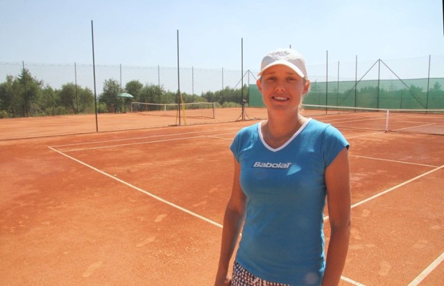 Nowe zewnętrzne korty tenisowe przy Wschodniej 12 w Kielcach pokazuje Magdalena Siwiec, trener w Klubie Sporto-wym Wschodnia Kielce.