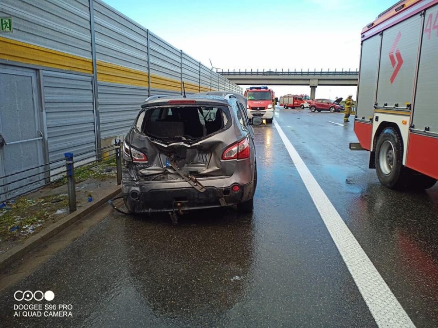 Zderzenie trzech samochodów na autostradzie A1 w Sarnowie. Zobacz zdjęcia