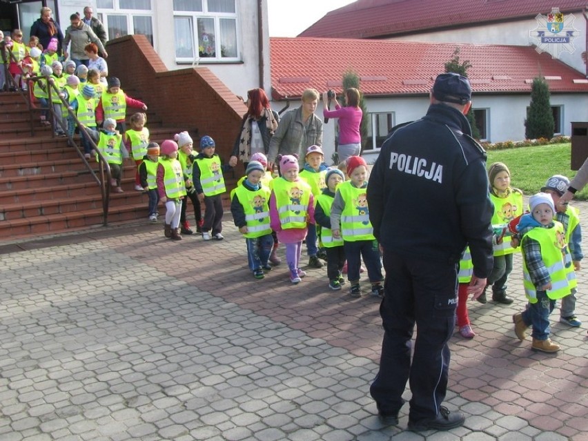 Policja rozdała kamizelki dzieciom