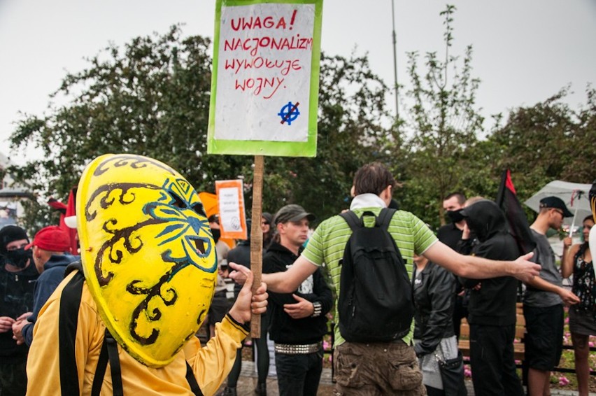 Rozbrat przeciw rasizmowi, nacjonaliści za wolność: Dwie demonstracje w Poznaniu [ZDJĘCIA, WIDEO]