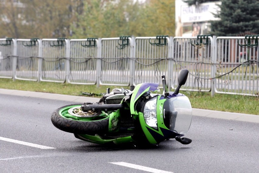 Motocyklista zderzył się z maluchem na ul. Jana Pawła w Lublinie [FOTO]