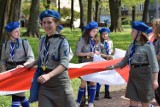 Dzień Flagi 2022 w Wieluniu. Harcerze przemaszerowali ze stumetrową flagą ZDJĘCIA