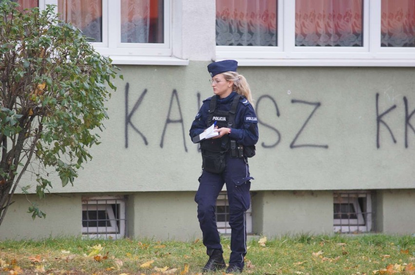 Kalisz: 39-letni mężczyzna wypadł z okna na czwartym piętrze. Sprawę wyjaśnia policja. ZDJĘCIA