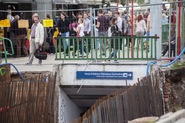 Trwa remont przejścia przy Dworcu Zachodnim. Podróżni nareszcie zyskają estetyczne przejście