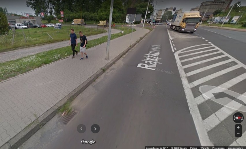 Przyłapani przez Google Street View na ulicach Ostrowa Wielkopolskiego. Może jesteś na którymś zdjęciu? [NOWE ZDJĘCIA]