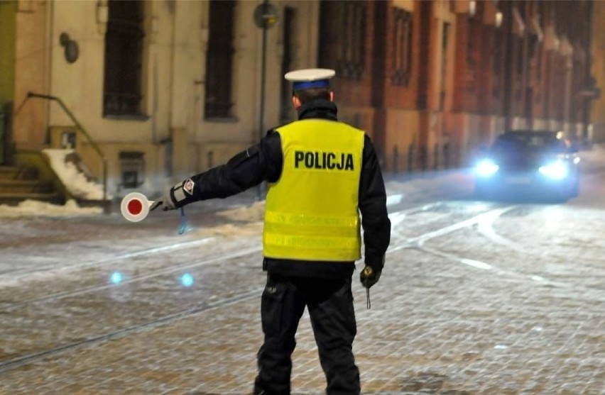 Uderzony mercedes wpadł na kamienicę...