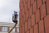 Naprawa elewacji biblioteki akademickiej w Katowicach. Odpadła płyta piaskowca