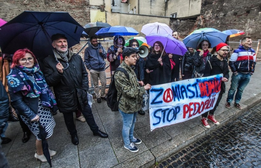 W środę wieczorem kilkadziesiąt osób protestowało przed...