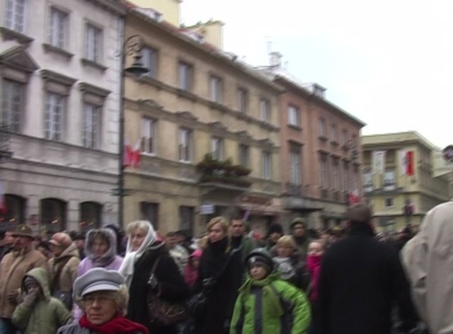 Warszawiacy idą w pochodzie Nowym Światem.