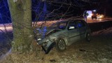 Wypadek w gminie Wielgomłyny. Volkswagen golf uderzył w drzewo [ZDJĘCIA]