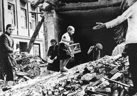 Ludność przeszukuje ruiny domów zniszczonych przez niemiecki...