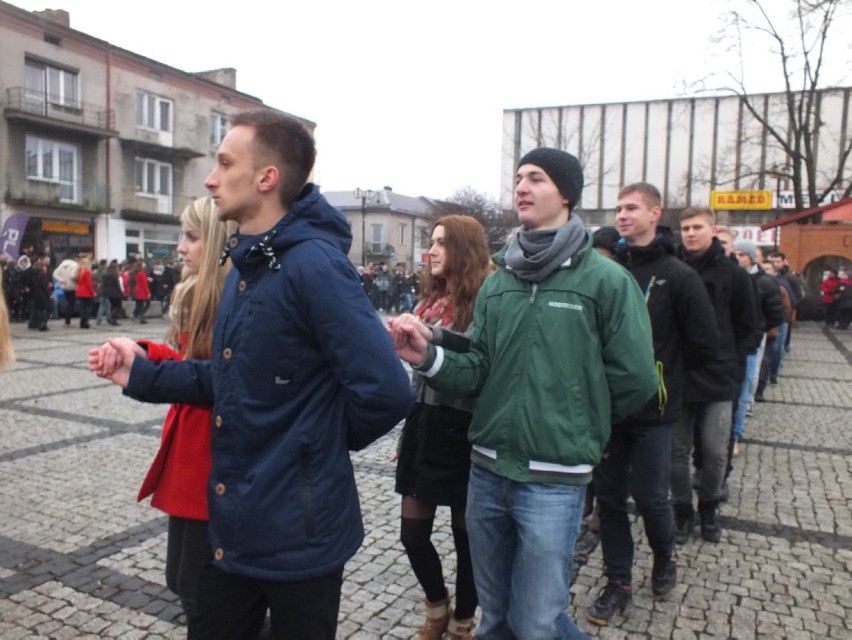 Polonez maturzystów kraśnickiej "Górki" na Rynku Starego...