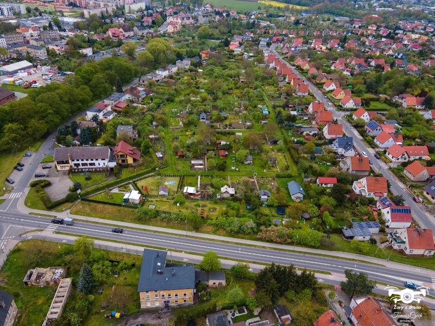 Ogródki działkowe w Żarach na zdjęciach z drona
