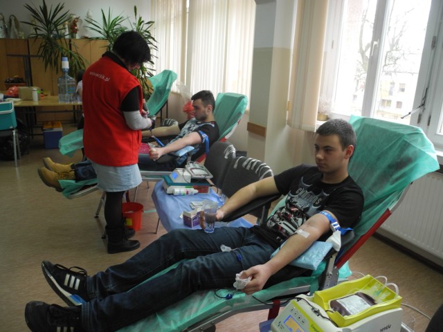 Dawid Kramek oddawał dziś krew po raz pierwszy. Za nim Michał Bednarski, który pomaga w ten sposób innym drugi raz.