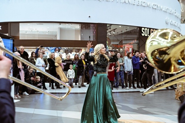 Świąteczny flash-mob w Centrum Handlowym Platan 

Zobacz kolejne zdjęcia/plansze. Przesuwaj zdjęcia w prawo naciśnij strzałkę lub przycisk NASTĘPNE