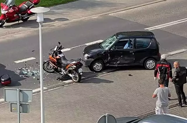Groźny wypadek przy ulicy Bażantów w Katowicach. Samochód marki Fiat potrącił motocyklistę. Jak doszło do tego zdarzenia?