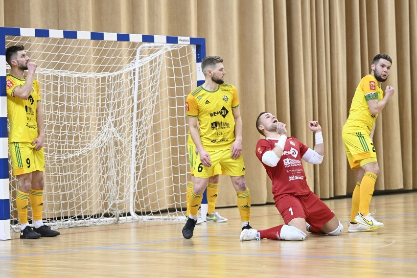 Drużyna Futsal Świecie (czarne koszulki) pokonała We-Met...