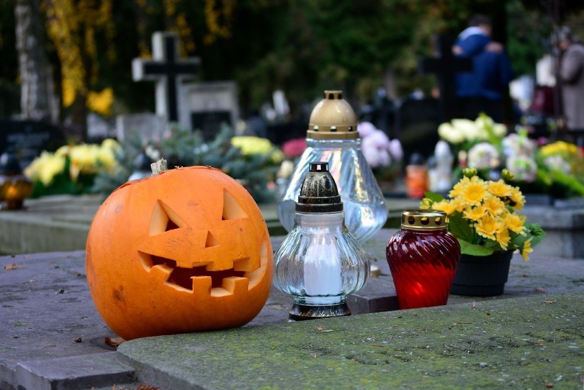 Wszystkich Świętych. Znicze i kwiaty w Lublinie