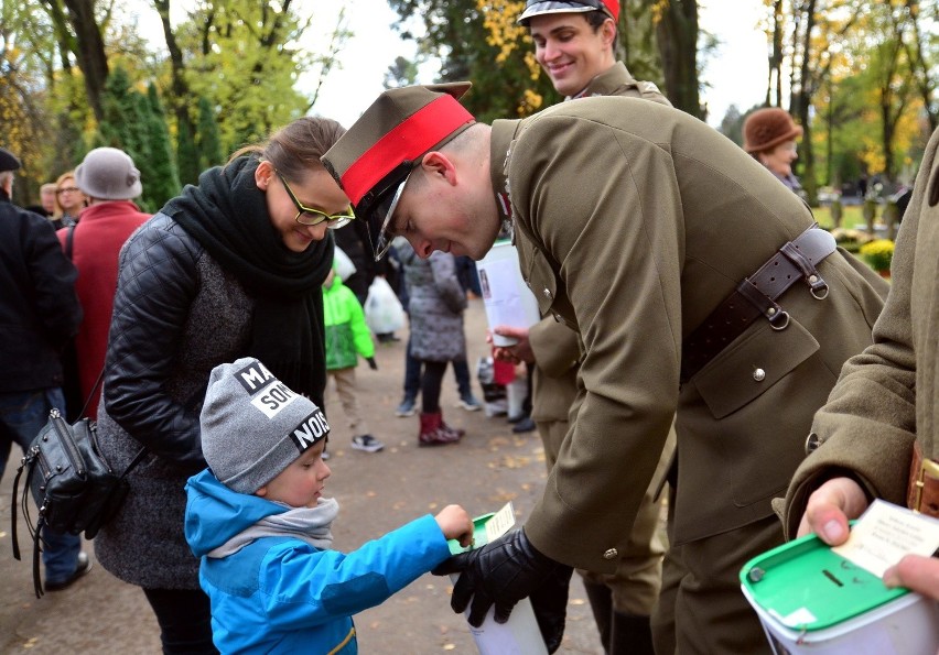 Wszystkich Świętych. Znicze i kwiaty w Lublinie