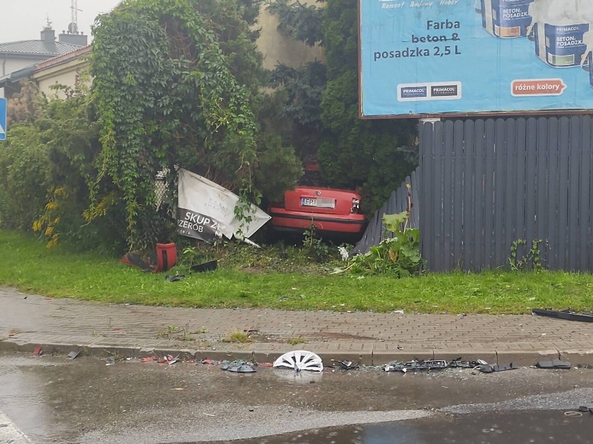 Wypadek na skrzyżowaniu ulic Poprzecznej i Sucharskiego w Radomsku