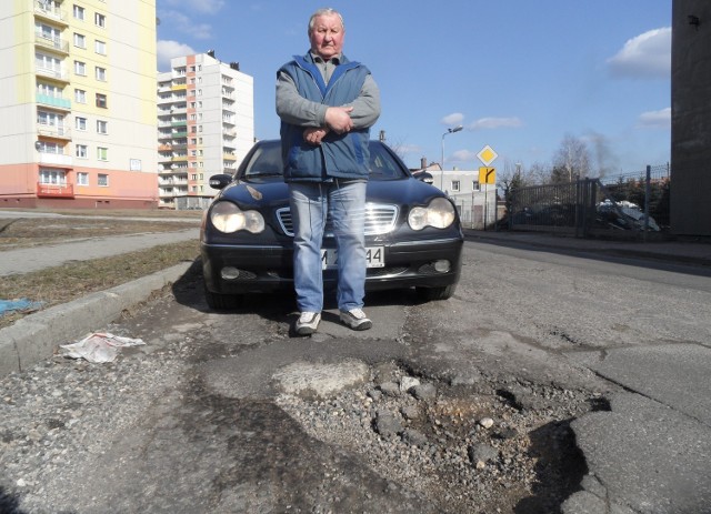 Kazimierz Pieczonka z ul. Prusa przed dziurą w swojej dzielnicy.