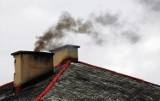 Miejski urzędnik kontroluje domy i sprawdza, czym głogowianie palą w piecach