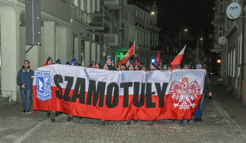 Marsz Pamięci Powstania Wielkopolskiego w Szamotułach. Z dumą skandowano: cześć i chwała bohaterom!